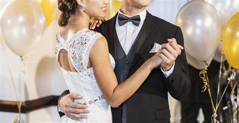 How to Slow Dance at Prom: Navigating the Fine Art of Elegance